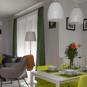 Sunny Near Bud With 2br, Ac And Free Parking Apartament
